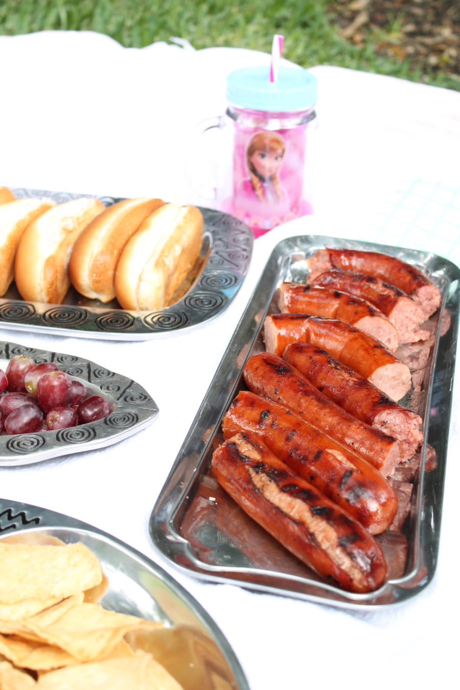 An easy, toddler-friendly picnic lunch. All you'll need for the perfect picnic with your toddler. Easy toddler lunch.