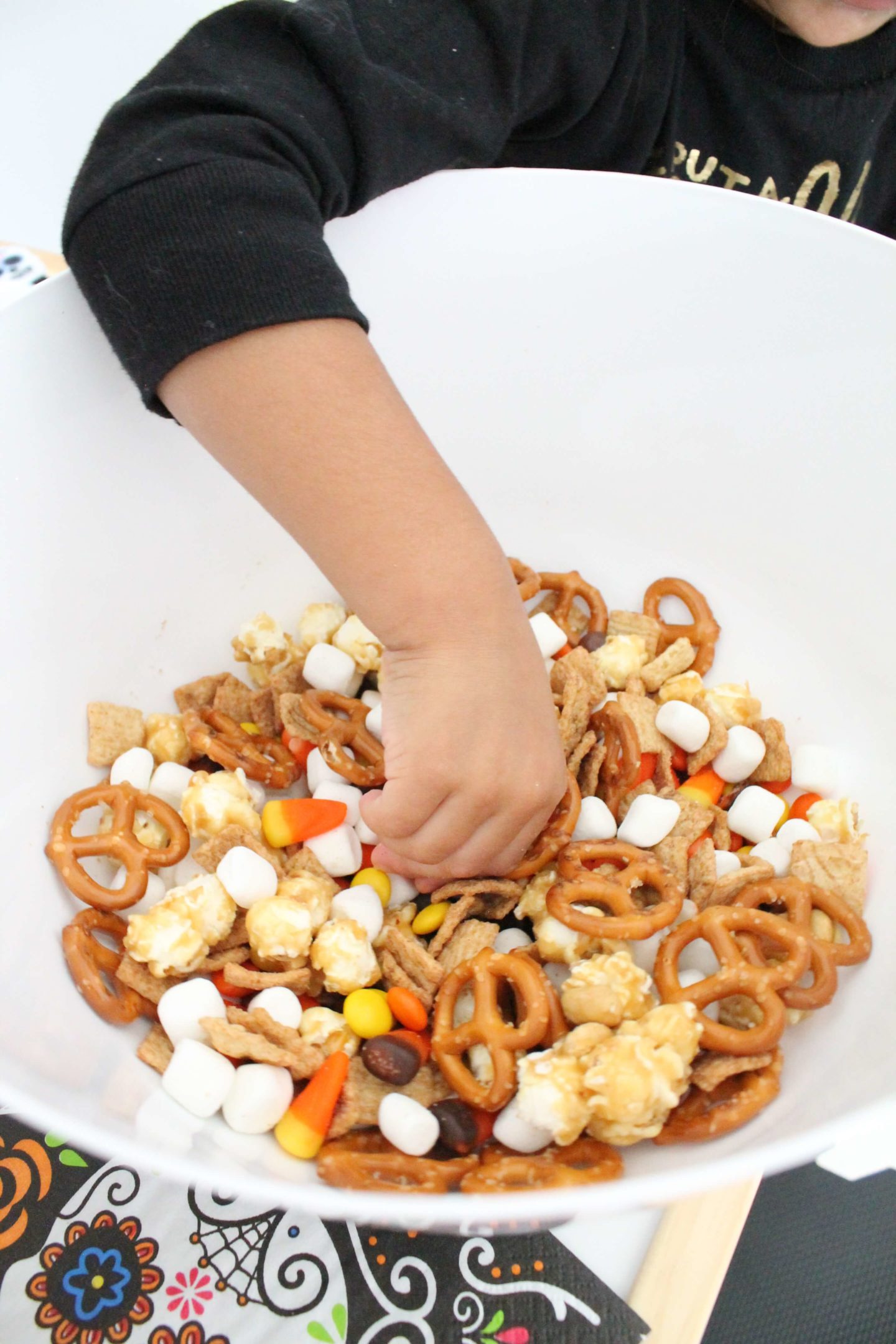 Halloween Treats. Easy Snack Mix.