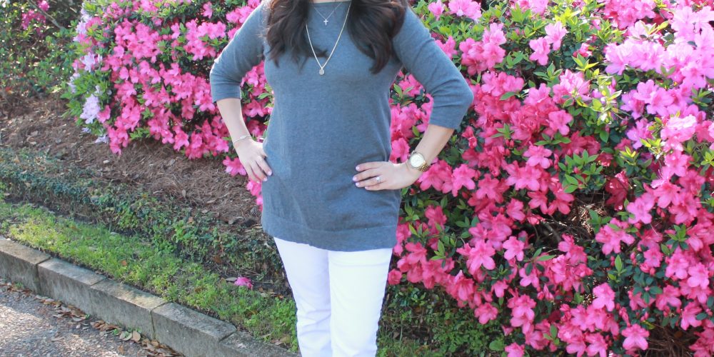 How to style a gray tunic with white jeans.