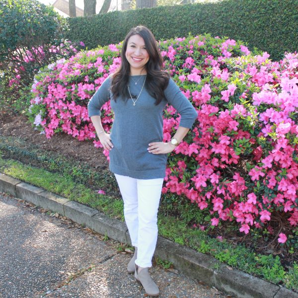 How to style a gray tunic with white jeans.