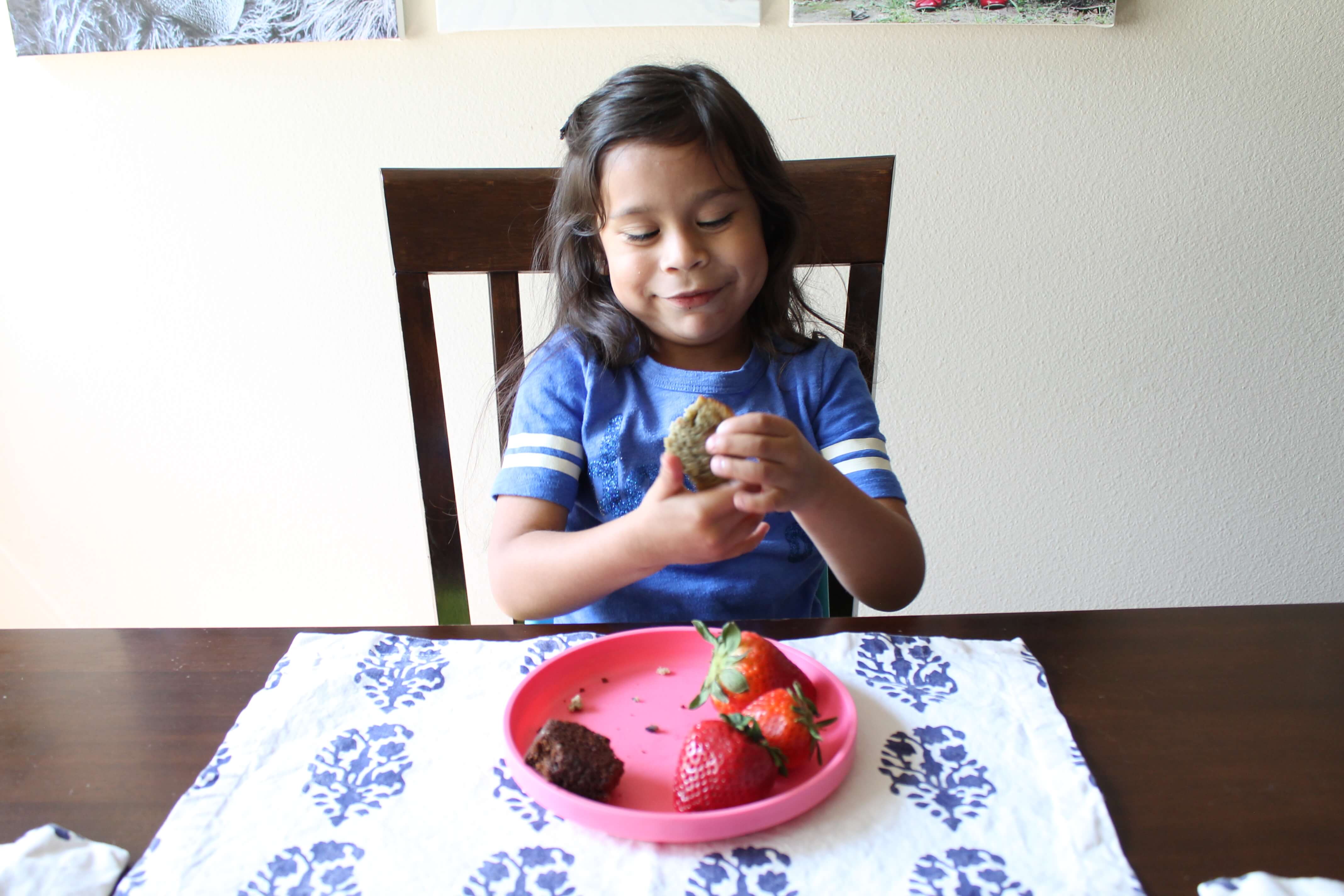 How to Get Your Kid To Eat More Vegetables. Best tips and mom hacks to get your child to eat more veggies. By moms for moms! #ad #hookedonveggies #gardenliteschallenge