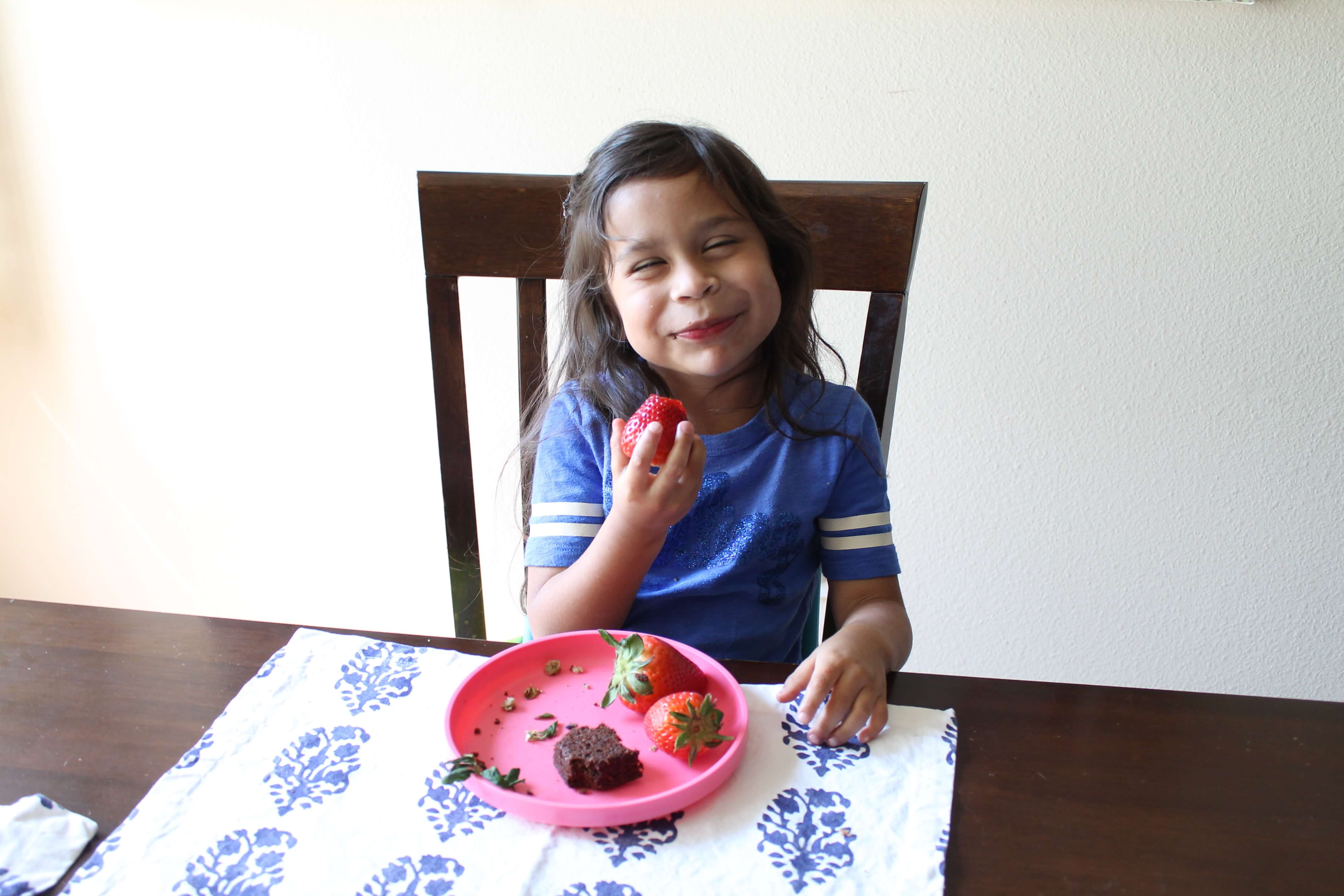 How to Get Your Kid To Eat More Vegetables. Best tips and mom hacks to get your child to eat more veggies. By moms for moms! #ad #hookedonveggies #gardenliteschallenge