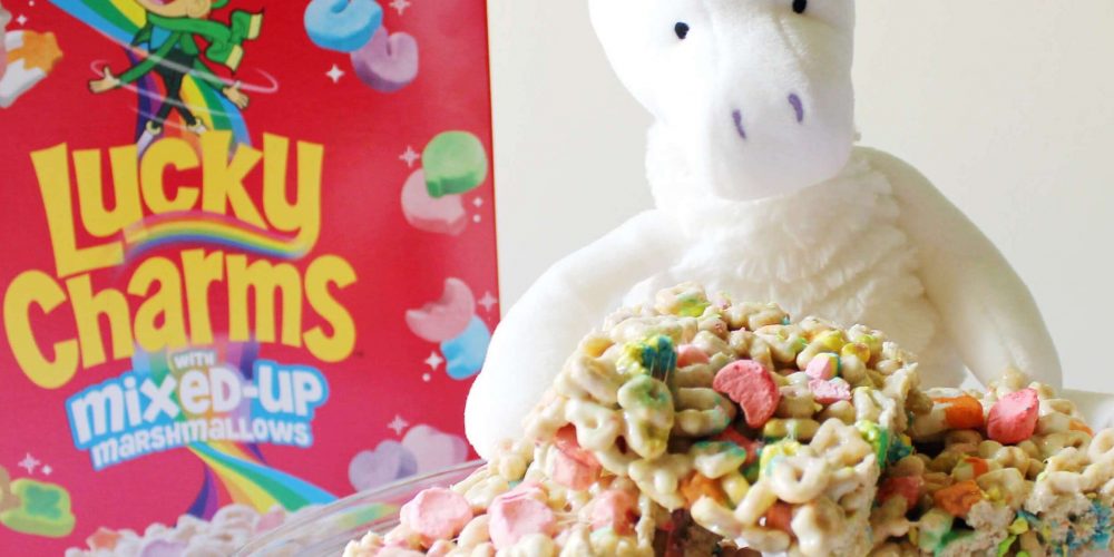 Lucky Charms Unicorn Treats. The cutest and yummiest treats to make with your child. The perfect rainy day activity! #ad #cerealconcarino #diadelnino