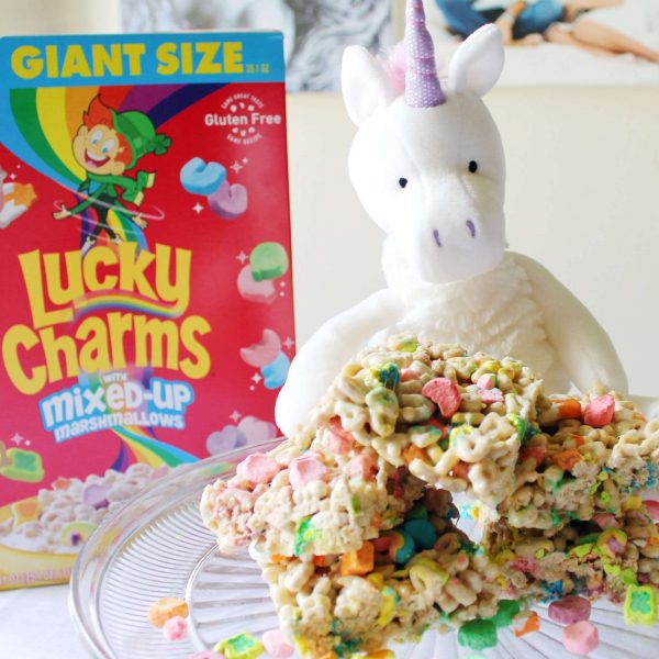 Lucky Charms Unicorn Treats. The cutest and yummiest treats to make with your child. The perfect rainy day activity! #ad #cerealconcarino #diadelnino