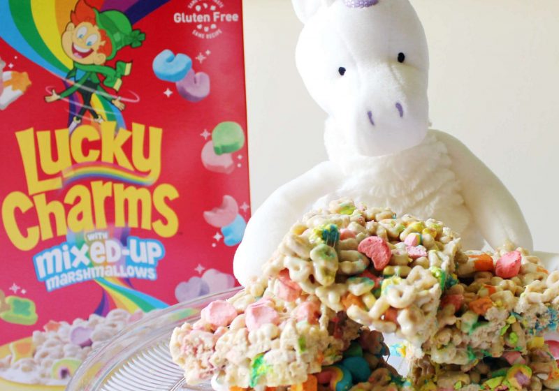 Lucky Charms Unicorn Treats. The cutest and yummiest treats to make with your child. The perfect rainy day activity! #ad #cerealconcarino #diadelnino