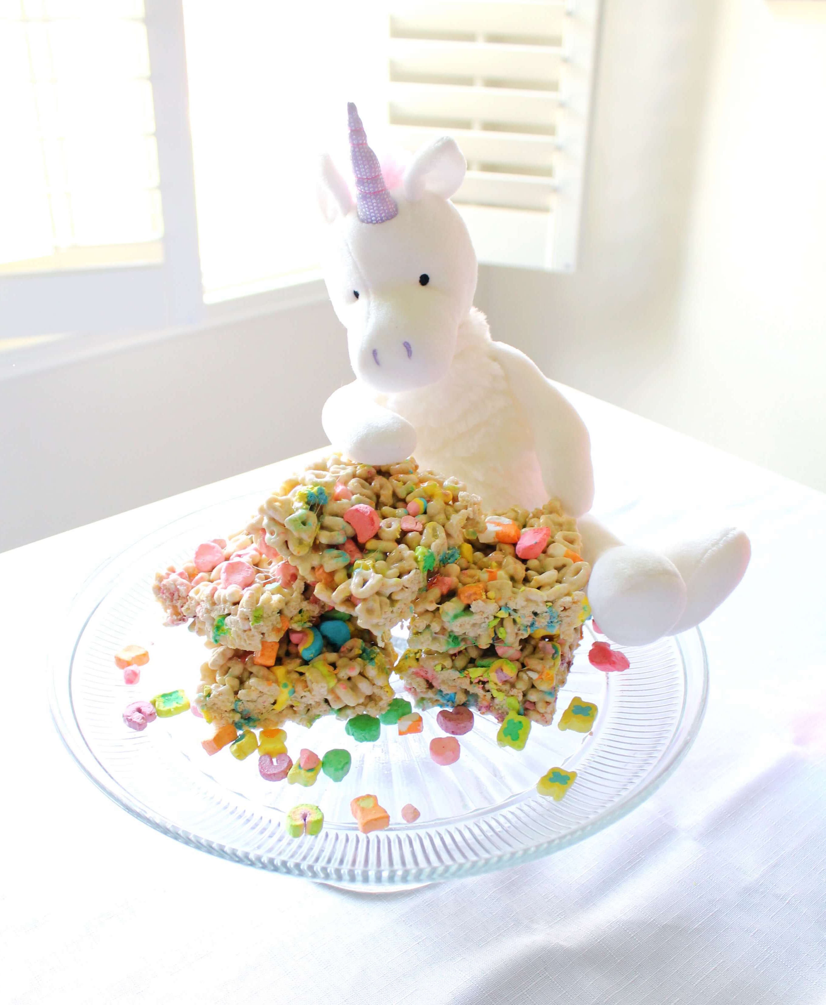 Lucky Charms Unicorn Treats. The cutest and yummiest treats to make with your child. The perfect rainy day activity!