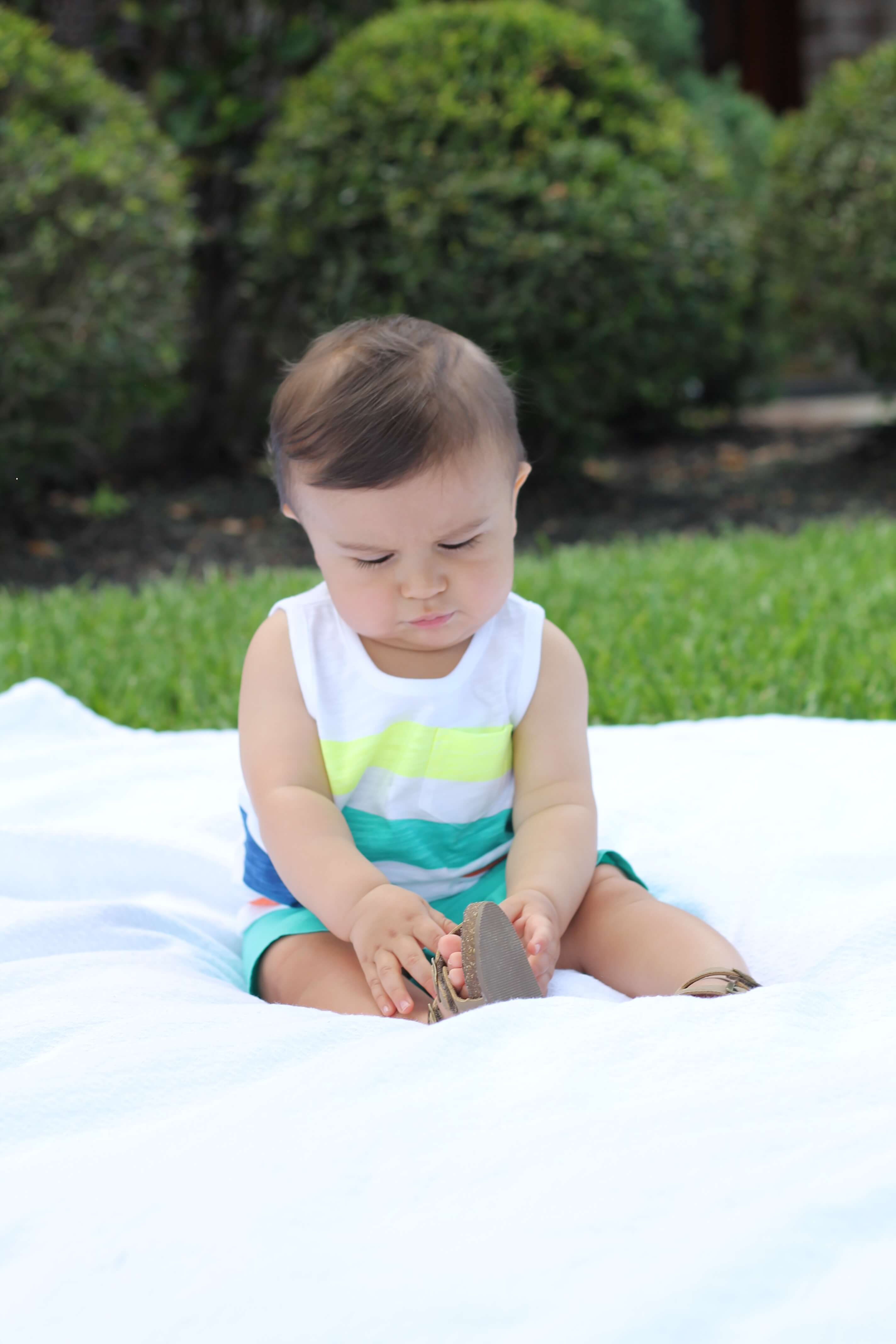 The ultimate guide to baby clothes for your baby's first year. What you really need and how much. #lovecarters (AD)