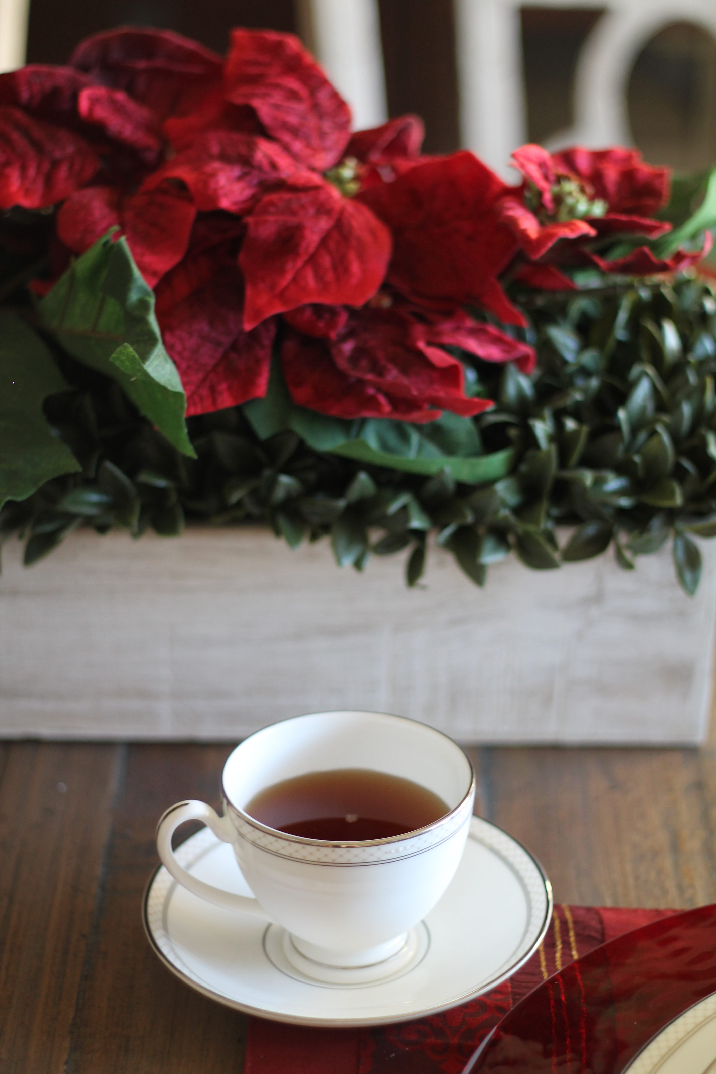 Hostess Tips for the Holidays :: How to stress less and enjoy the holidays more! You also can't miss this hot Milo's Tea with cranberries and cinnamon, apple juice and cranberry juice. So yummy! AD #passthemilos #hotapplecidertea