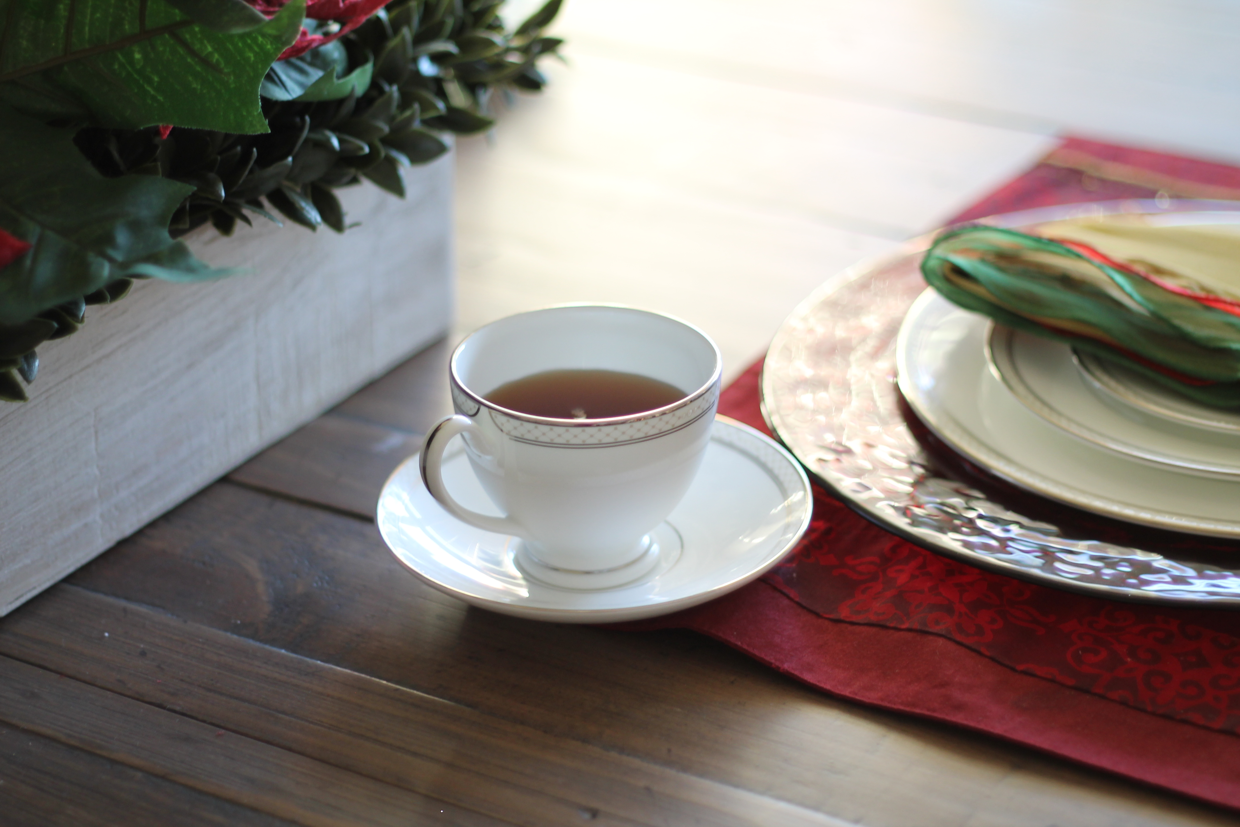 Hostess Tips for the Holidays :: How to stress less and enjoy the holidays more! You also can't miss this hot Milo's Tea with cranberries and cinnamon, apple juice and cranberry juice. So yummy! AD #passthemilos #hotapplecidertea