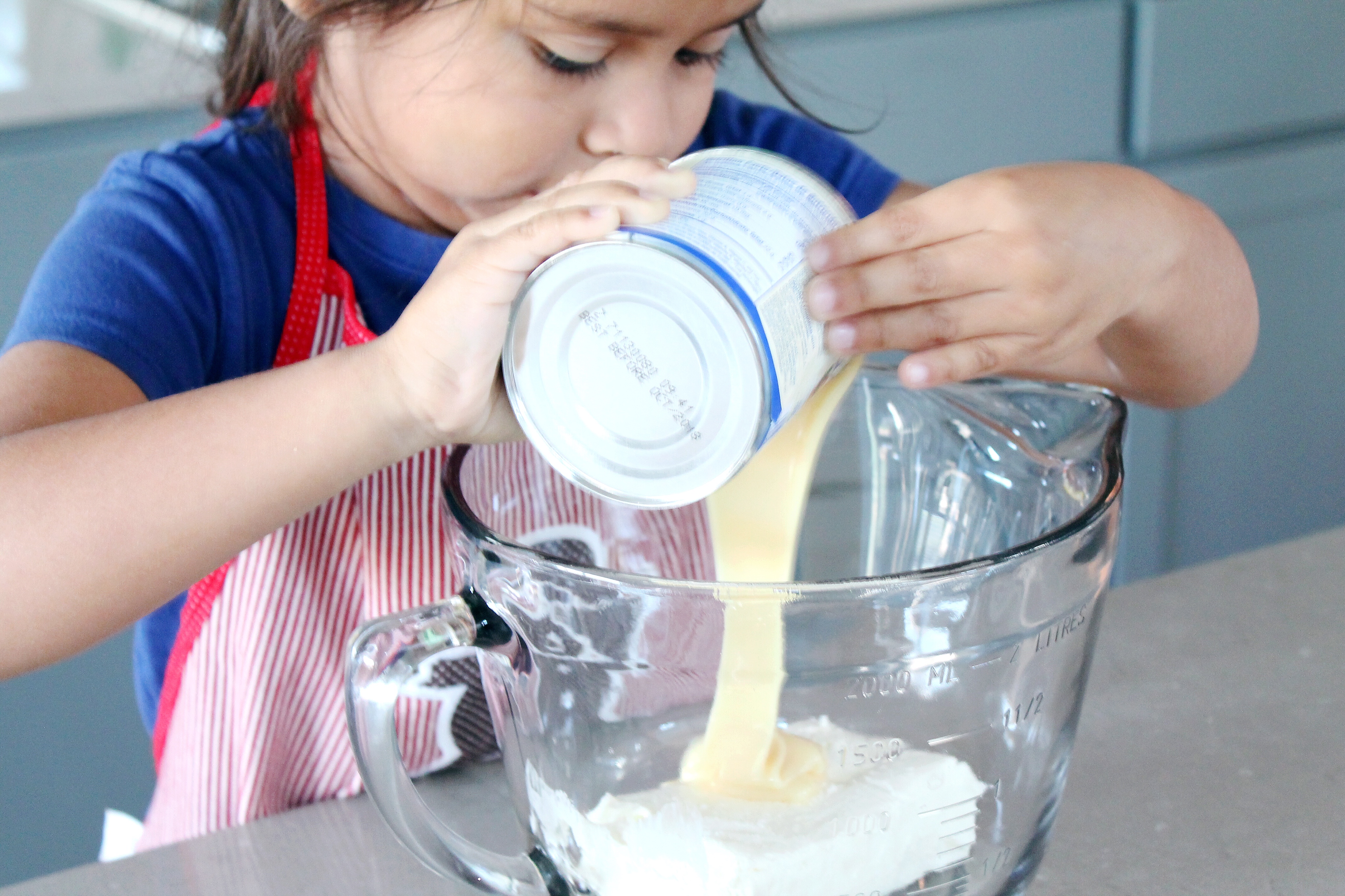 The yummiest no-bake banana split pie! La Lechera is our go-to brand for sweetened condensed milk, and this pie is so easy and delicious, you'll be so happy to share with your family! #AD #unidosconlalechera #unidoslalechera #nobakepie