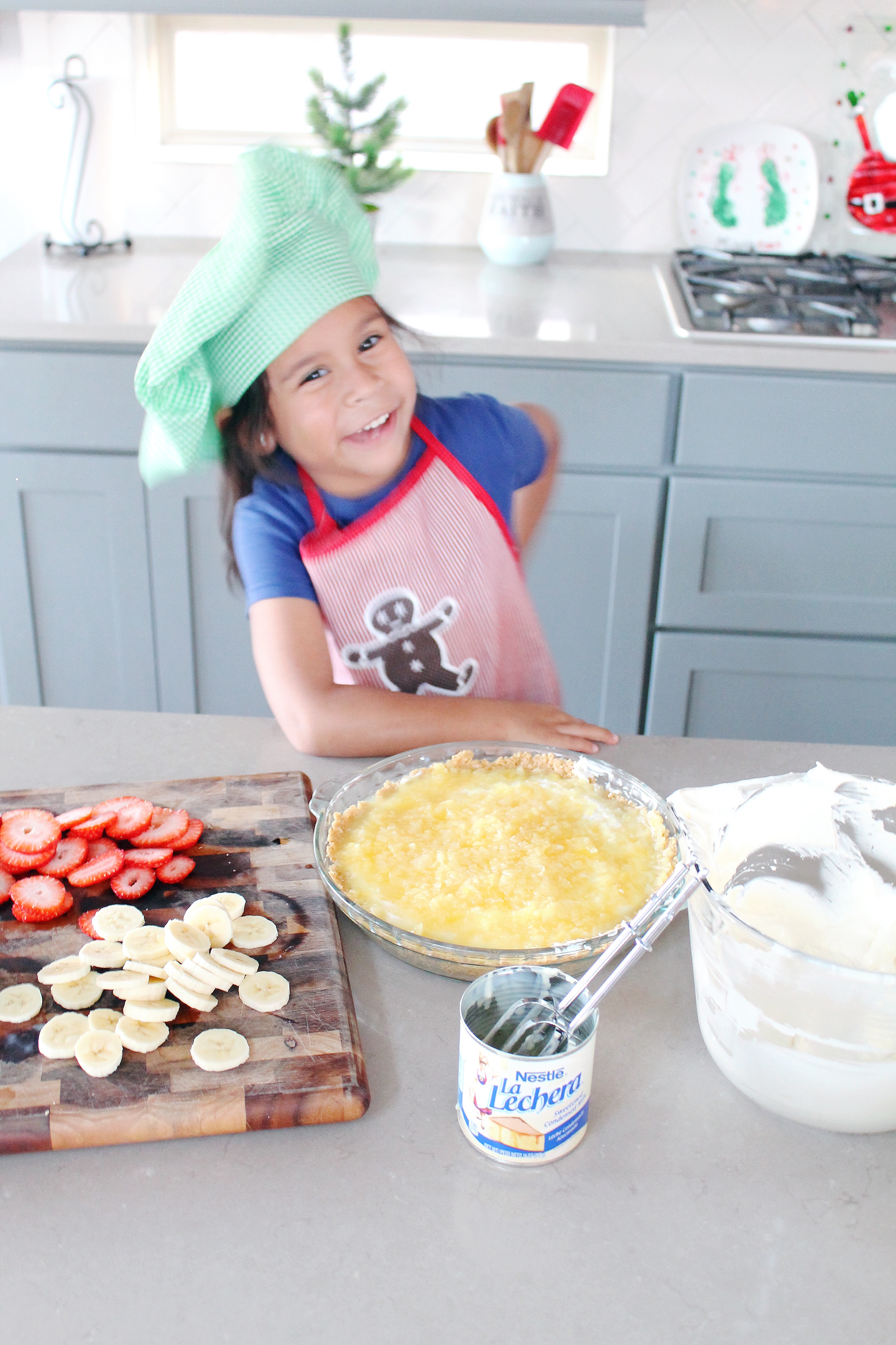 The yummiest no-bake banana split pie! La Lechera is our go-to brand for sweetened condensed milk, and this pie is so easy and delicious, you'll be so happy to share with your family! #AD #unidosconlalechera #unidoslalechera #nobakepie