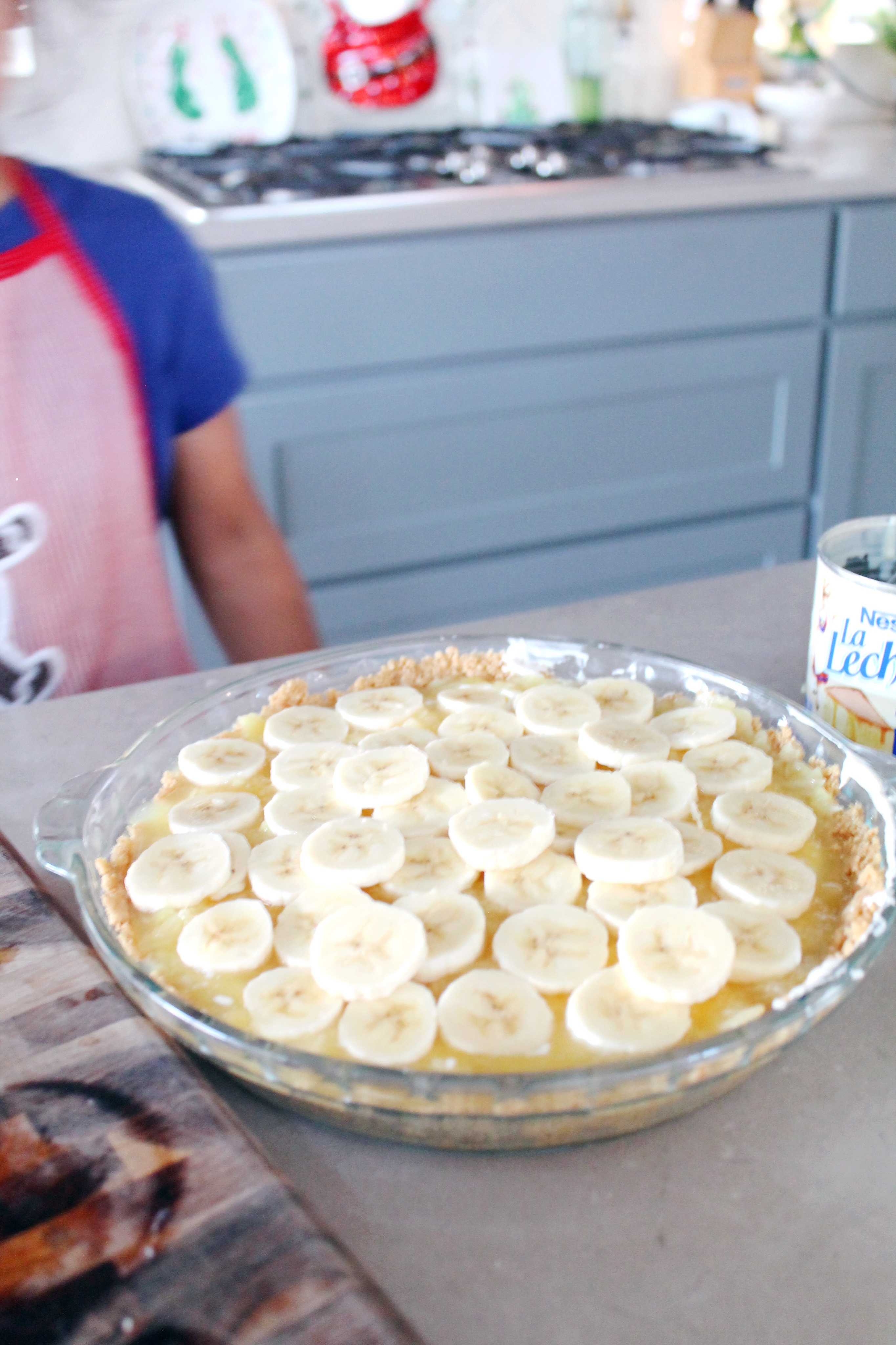 The yummiest no-bake banana split pie! La Lechera is our go-to brand for sweetened condensed milk, and this pie is so easy and delicious, you'll be so happy to share with your family! #AD #unidosconlalechera #unidoslalechera #nobakepie