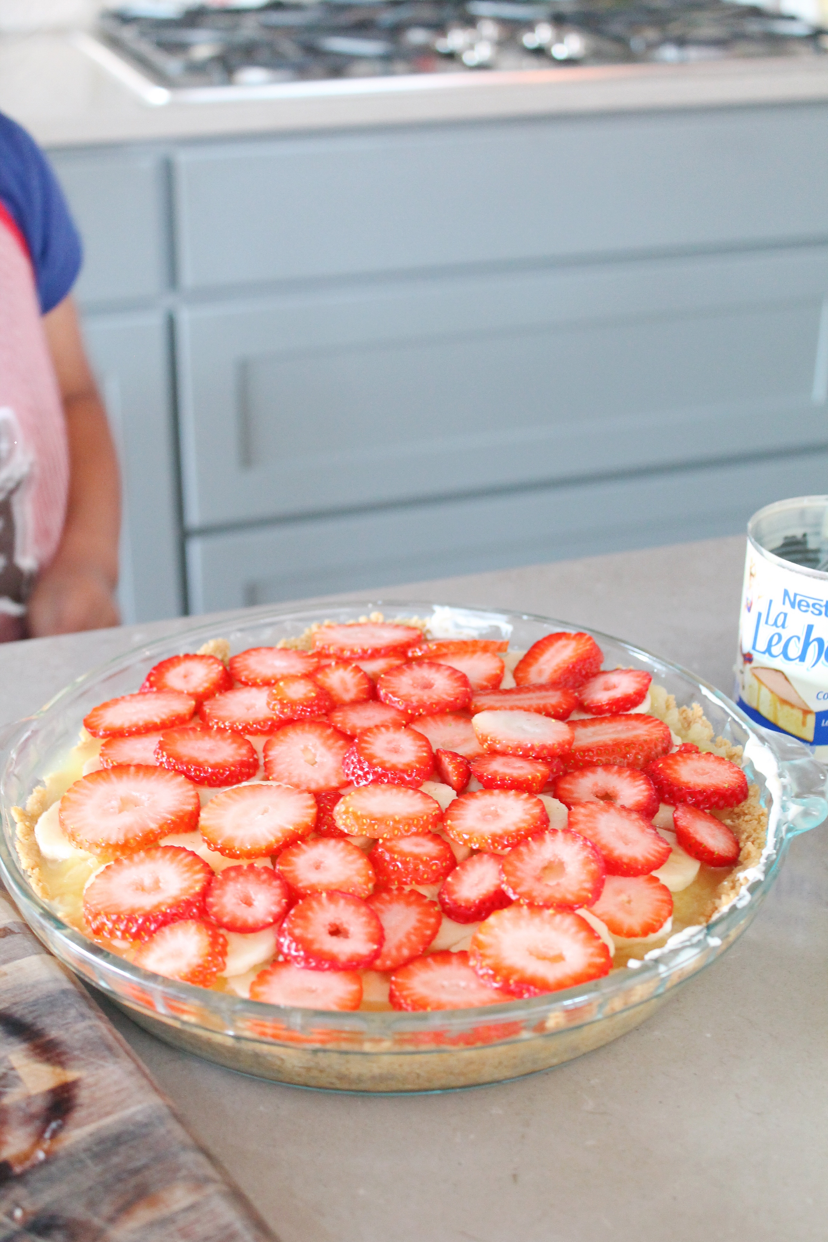 The yummiest no-bake banana split pie! La Lechera is our go-to brand for sweetened condensed milk, and this pie is so easy and delicious, you'll be so happy to share with your family! #AD #unidosconlalechera #unidoslalechera #nobakepie