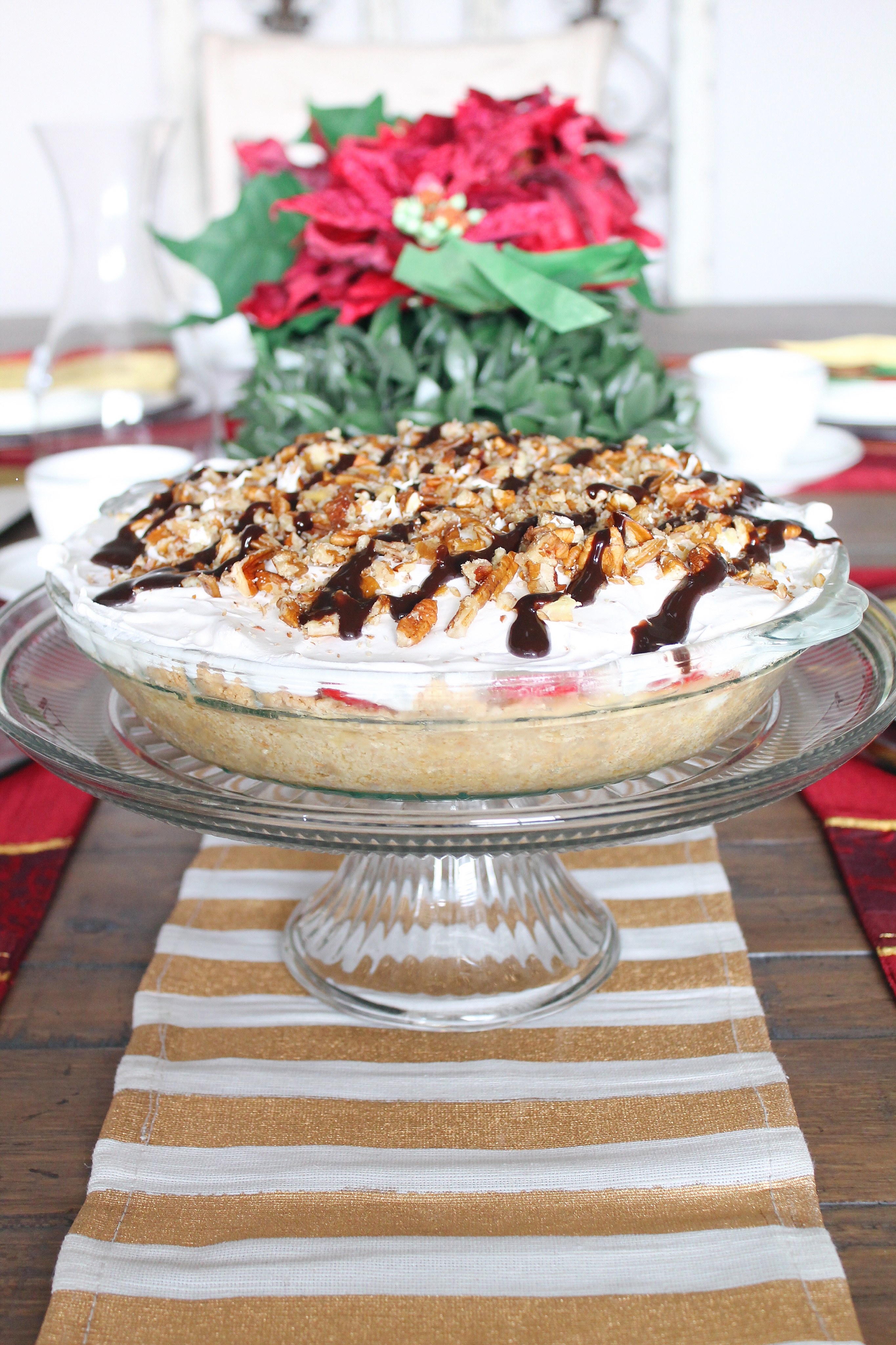 The yummiest no-bake banana split pie! La Lechera is our go-to brand for sweetened condensed milk, and this pie is so easy and delicious, you'll be so happy to share with your family! #AD #unidosconlalechera #unidoslalechera #nobakepie