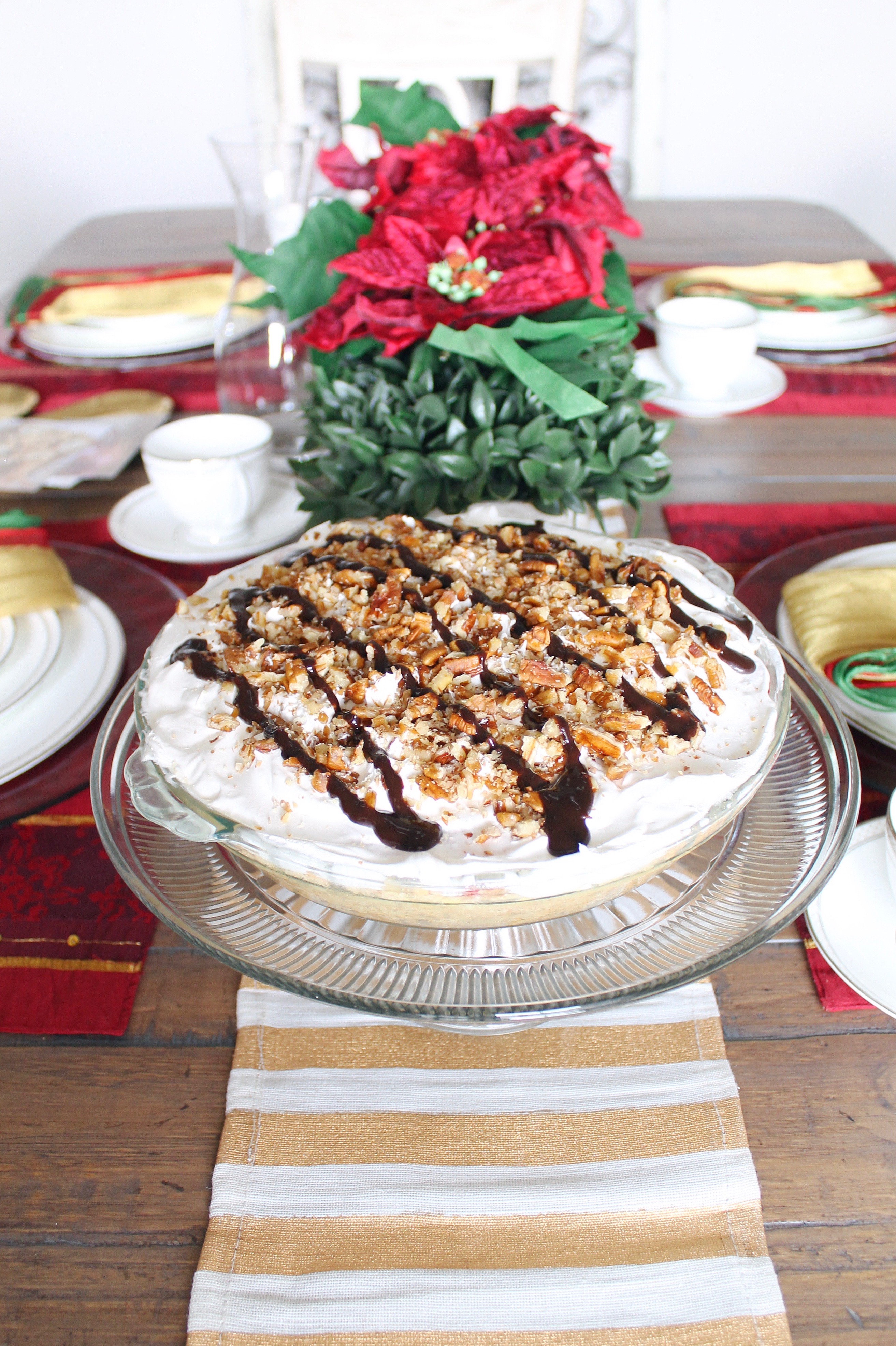The yummiest no-bake banana split pie! La Lechera is our go-to brand for sweetened condensed milk, and this pie is so easy and delicious, you'll be so happy to share with your family! #AD #unidosconlalechera #unidoslalechera #nobakepie