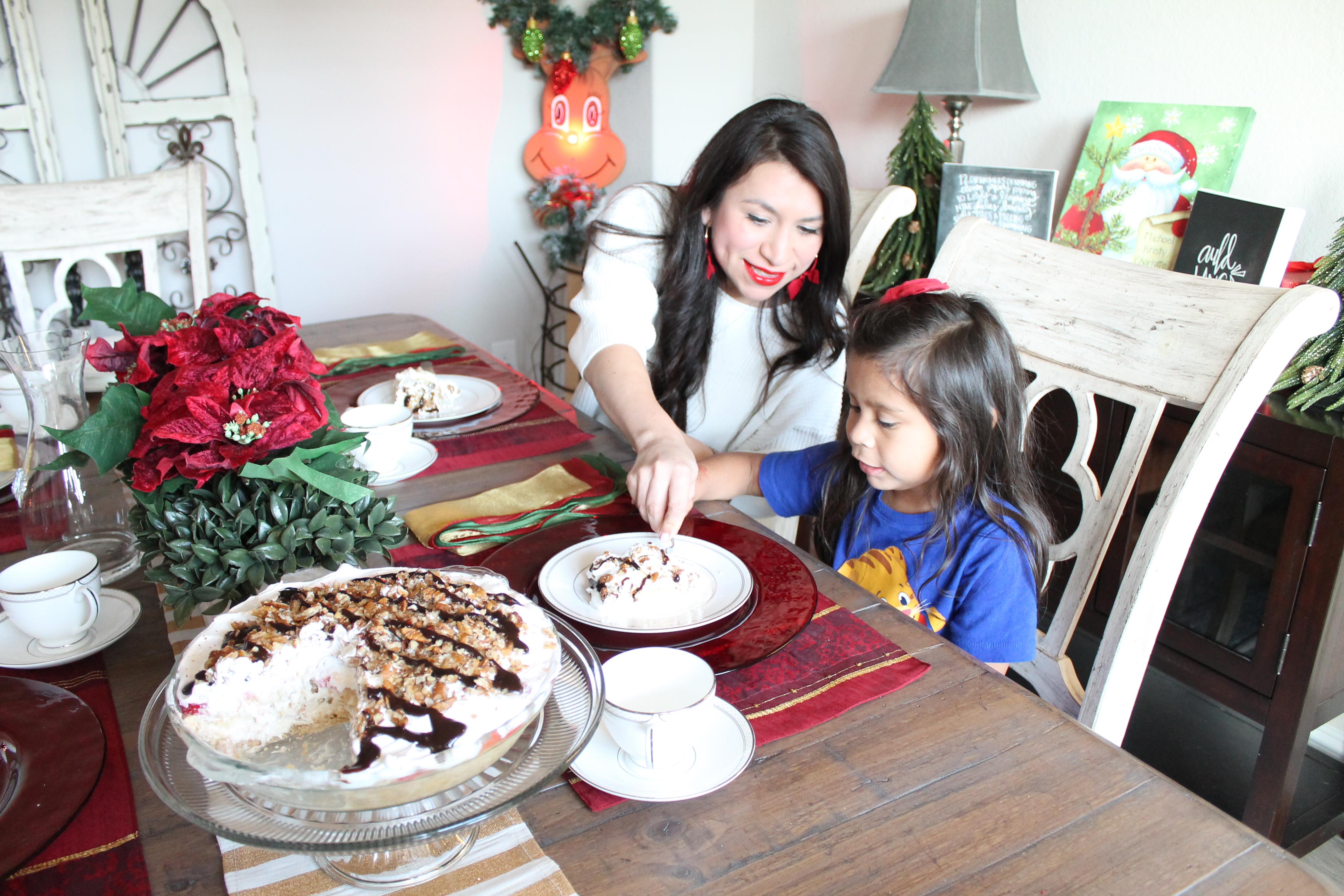 The yummiest no-bake banana split pie! La Lechera is our go-to brand for sweetened condensed milk, and this pie is so easy and delicious, you'll be so happy to share with your family! #AD #unidosconlalechera #unidoslalechera #nobakepie
