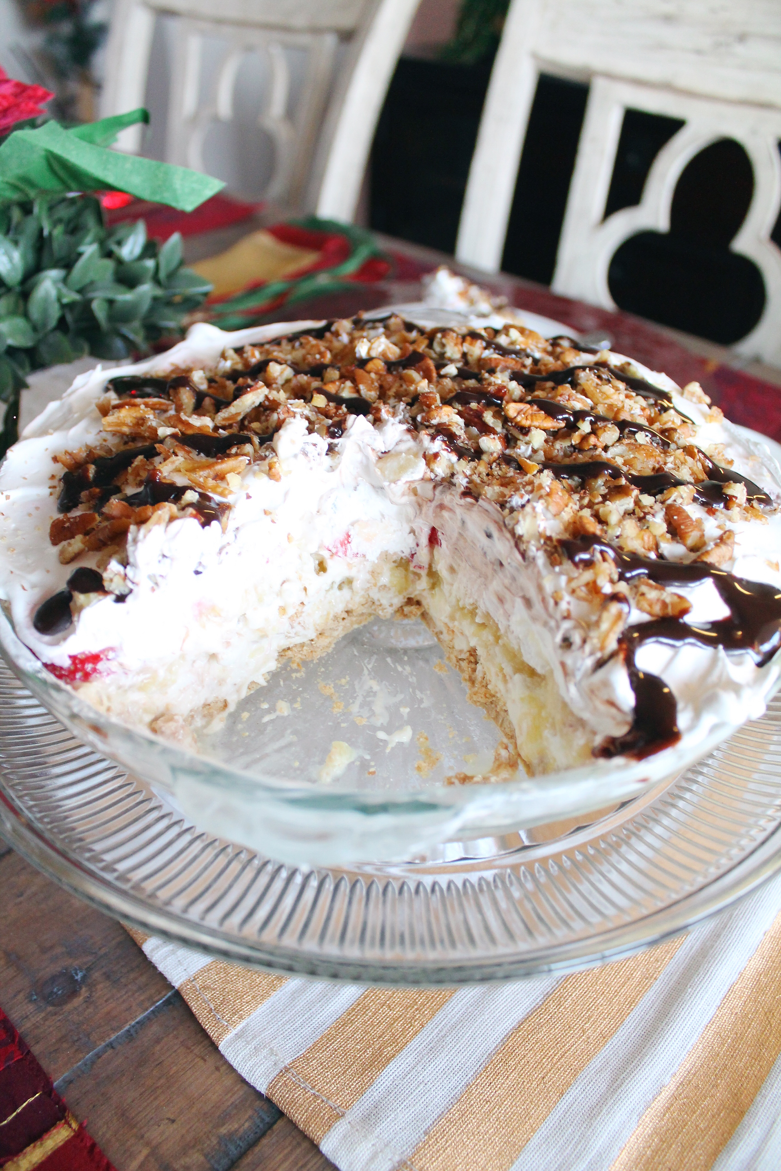 The yummiest no-bake banana split pie! La Lechera is our go-to brand for sweetened condensed milk, and this pie is so easy and delicious, you'll be so happy to share with your family! #AD #unidosconlalechera #unidoslalechera #nobakepie