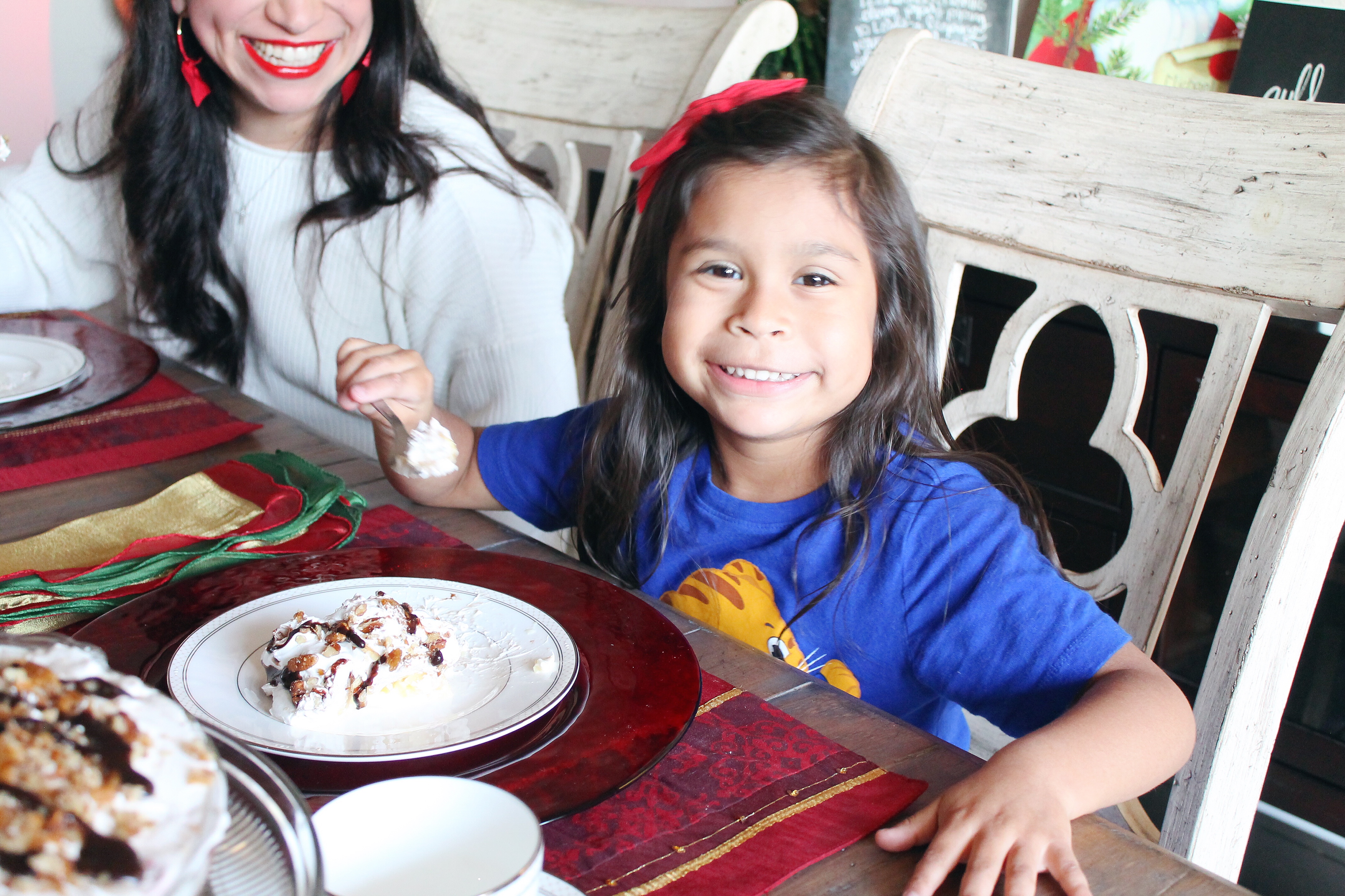 The yummiest no-bake banana split pie! La Lechera is our go-to brand for sweetened condensed milk, and this pie is so easy and delicious, you'll be so happy to share with your family! #AD #unidosconlalechera #unidoslalechera #nobakepie