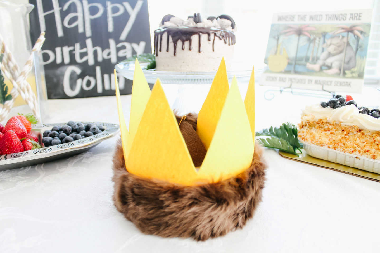 Cute and easy DIY no-sew felt crown. The cutest WILD ONE birthday party inspired by Where the Wild Things Are! Easy DIYs to recreate a simple and fun first birthday party! #diy #party #wildone #firstbirthday