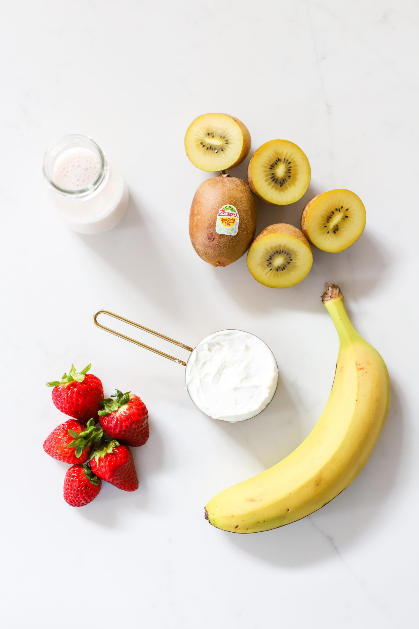 The perfect yellow kiwi strawberry banana smoothie! Perfect for on the go and wandering into new adventures. #WanderWithZespri #ZespriSunGoldKiwifruit #Zespri #Ad