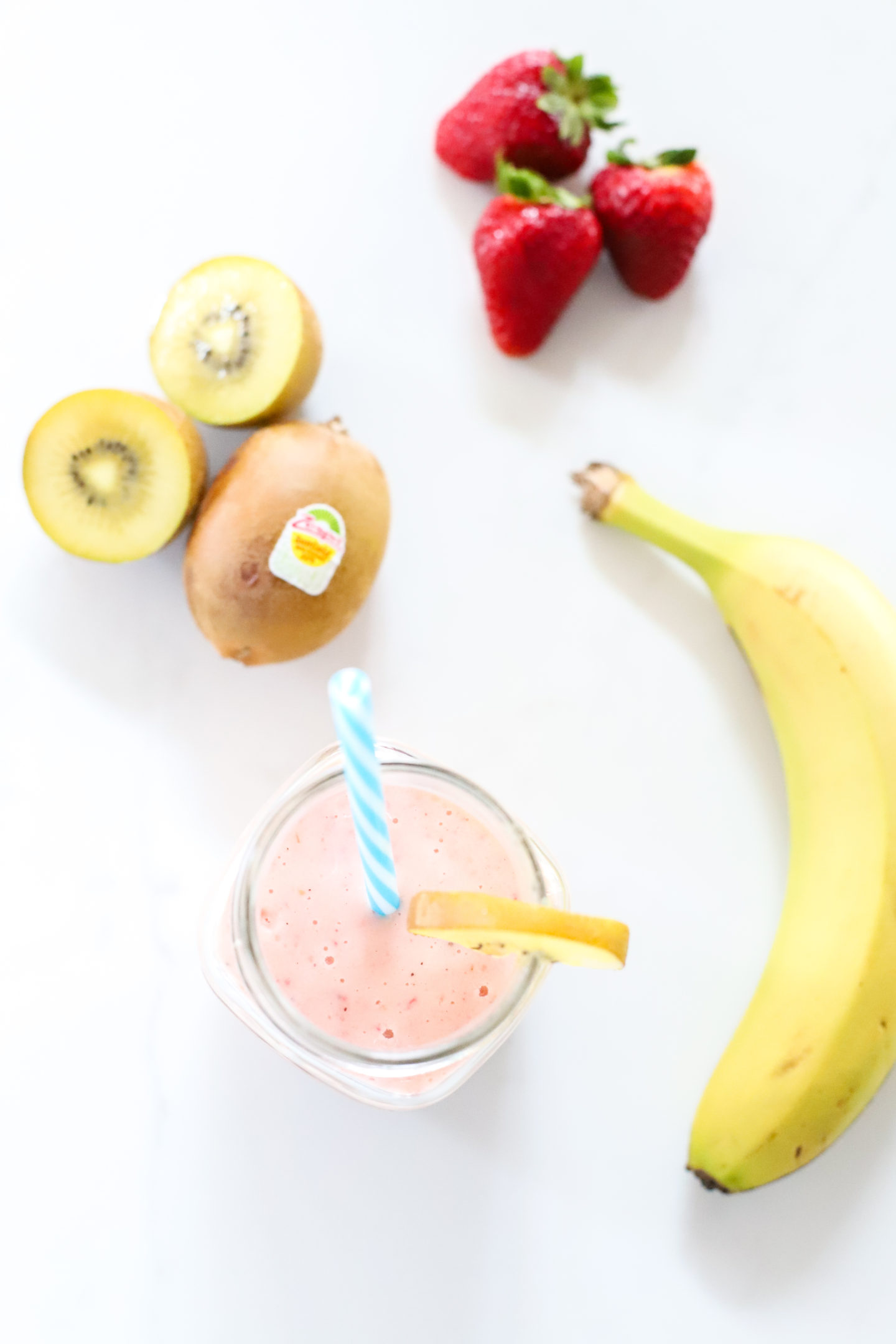 The perfect yellow kiwi strawberry banana smoothie! Perfect for on the go and wandering into new adventures. #WanderWithZespri #ZespriSunGoldKiwifruit #Zespri #Ad