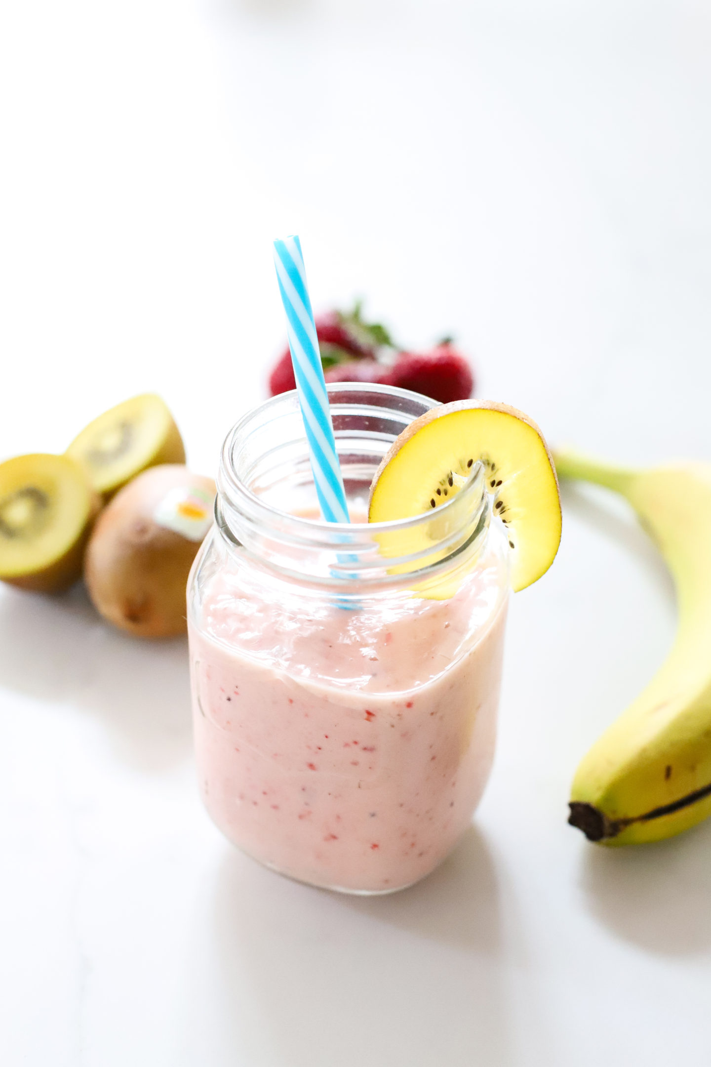 The perfect yellow kiwi strawberry banana smoothie! Perfect for on the go and wandering into new adventures. #WanderWithZespri #ZespriSunGoldKiwifruit #Zespri #Ad