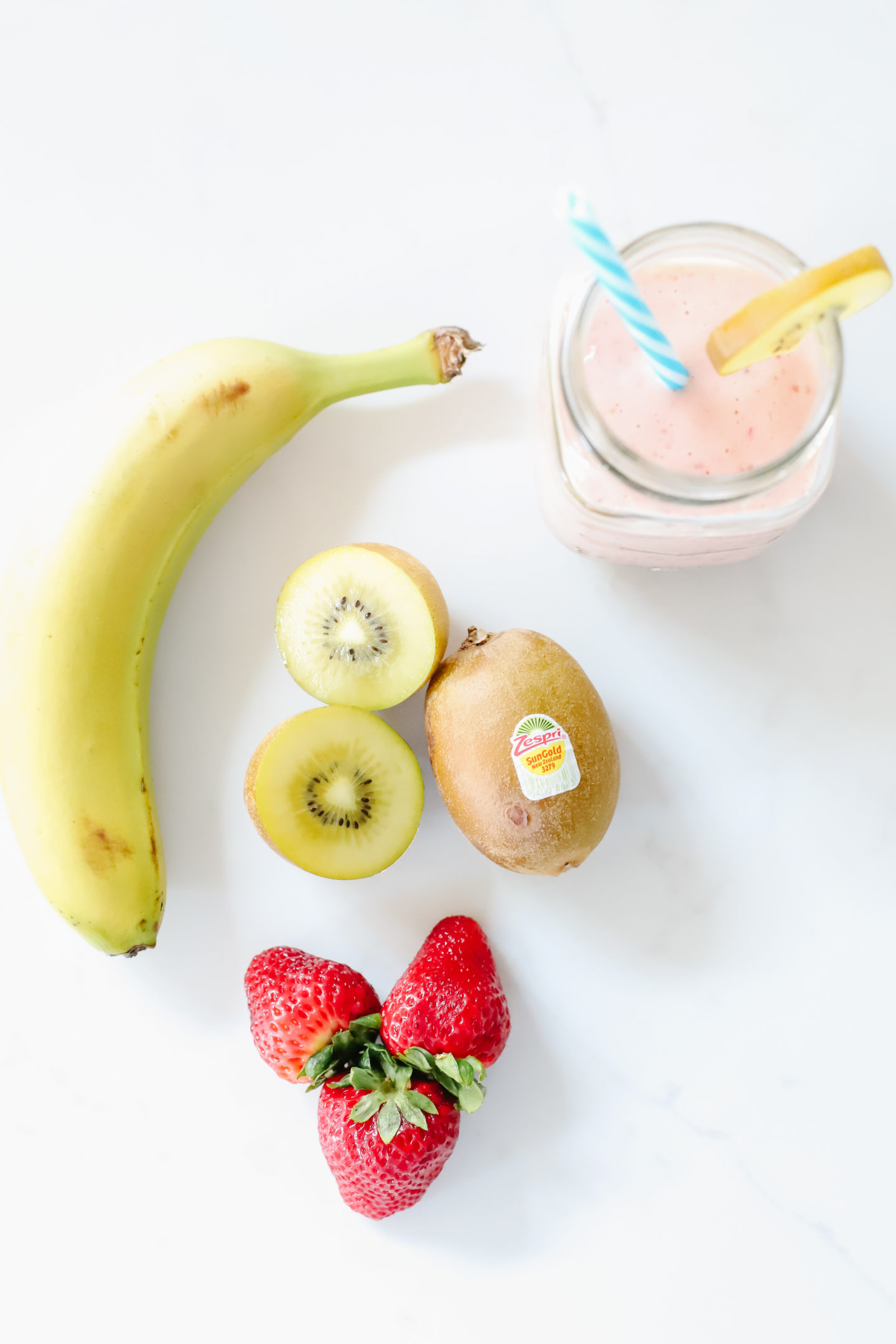 The perfect yellow kiwi strawberry banana smoothie! Perfect for on the go and wandering into new adventures. #WanderWithZespri #ZespriSunGoldKiwifruit #Zespri #Ad