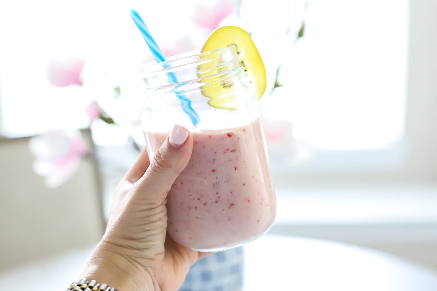 The perfect yellow kiwi strawberry banana smoothie! Perfect for on the go and wandering into new adventures. #WanderWithZespri #ZespriSunGoldKiwifruit #Zespri #Ad