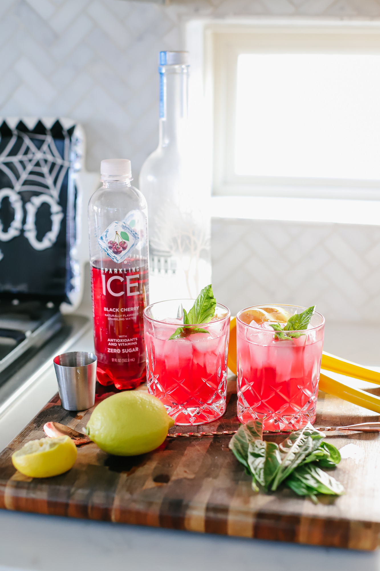 Black Cherry & Basil Vodka Spritzer Recipe. Keto Party Snacks & Drinks for fall gatherings with Sparkling Ice! #ad #getfizzy #sparklingicelife