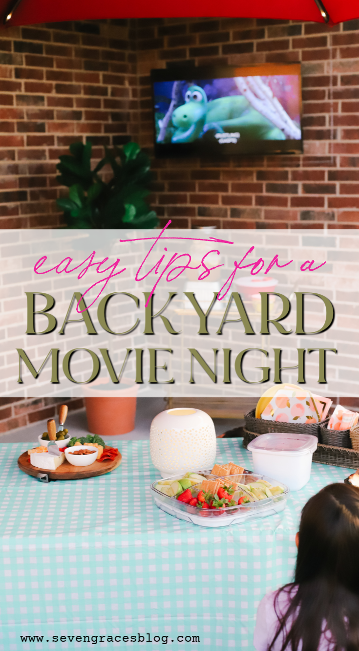 The best easy tips for a backyard movie night!
