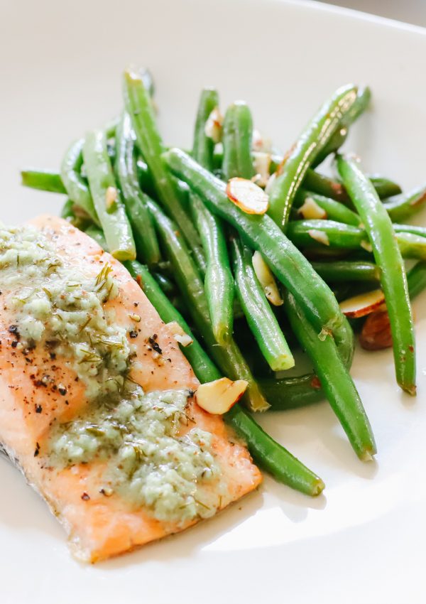Keto Dinners: Baked Salmon with Dill Sauce