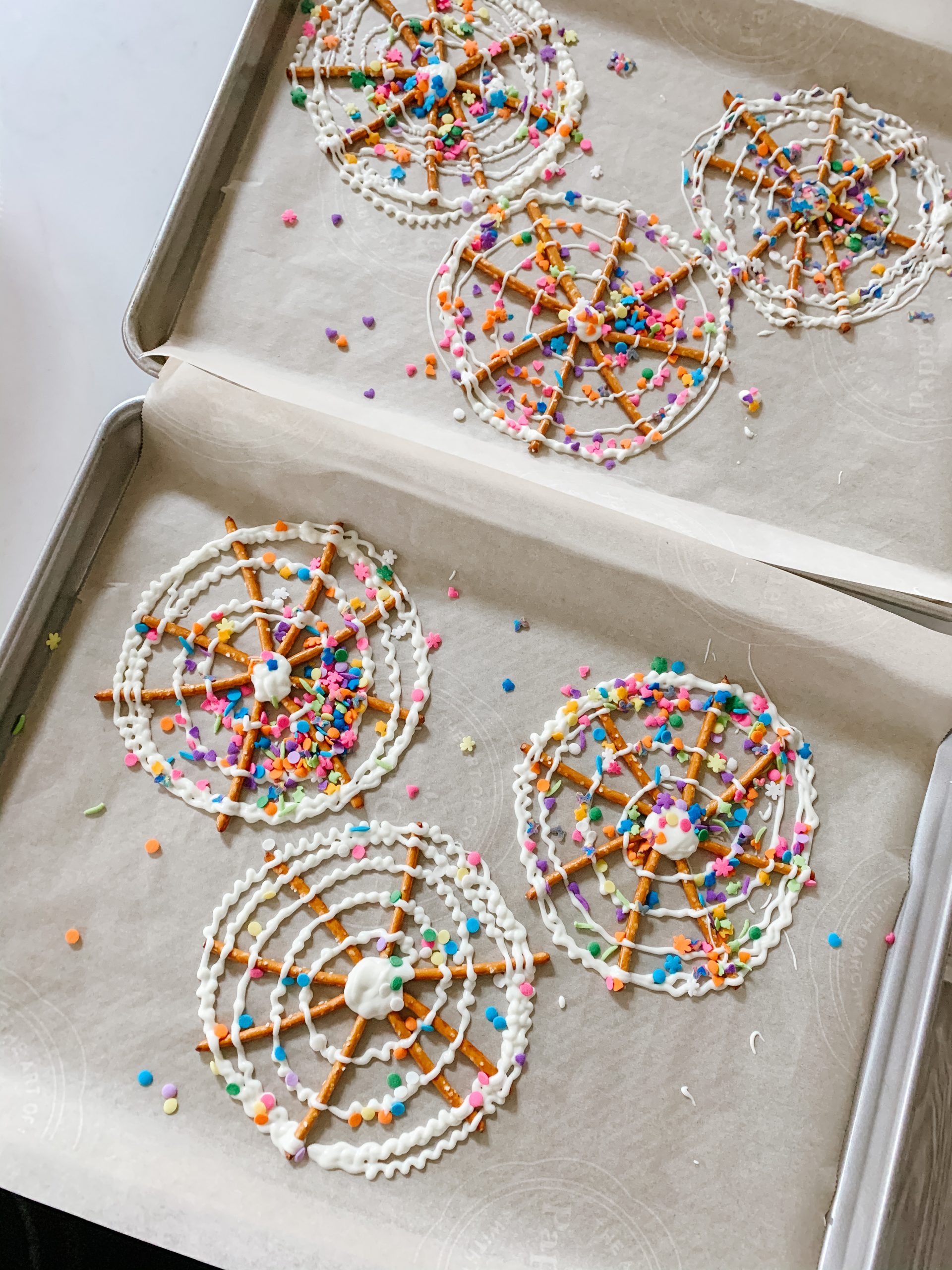 Easy Halloween Treats. Pretzel Spiderwebs. 