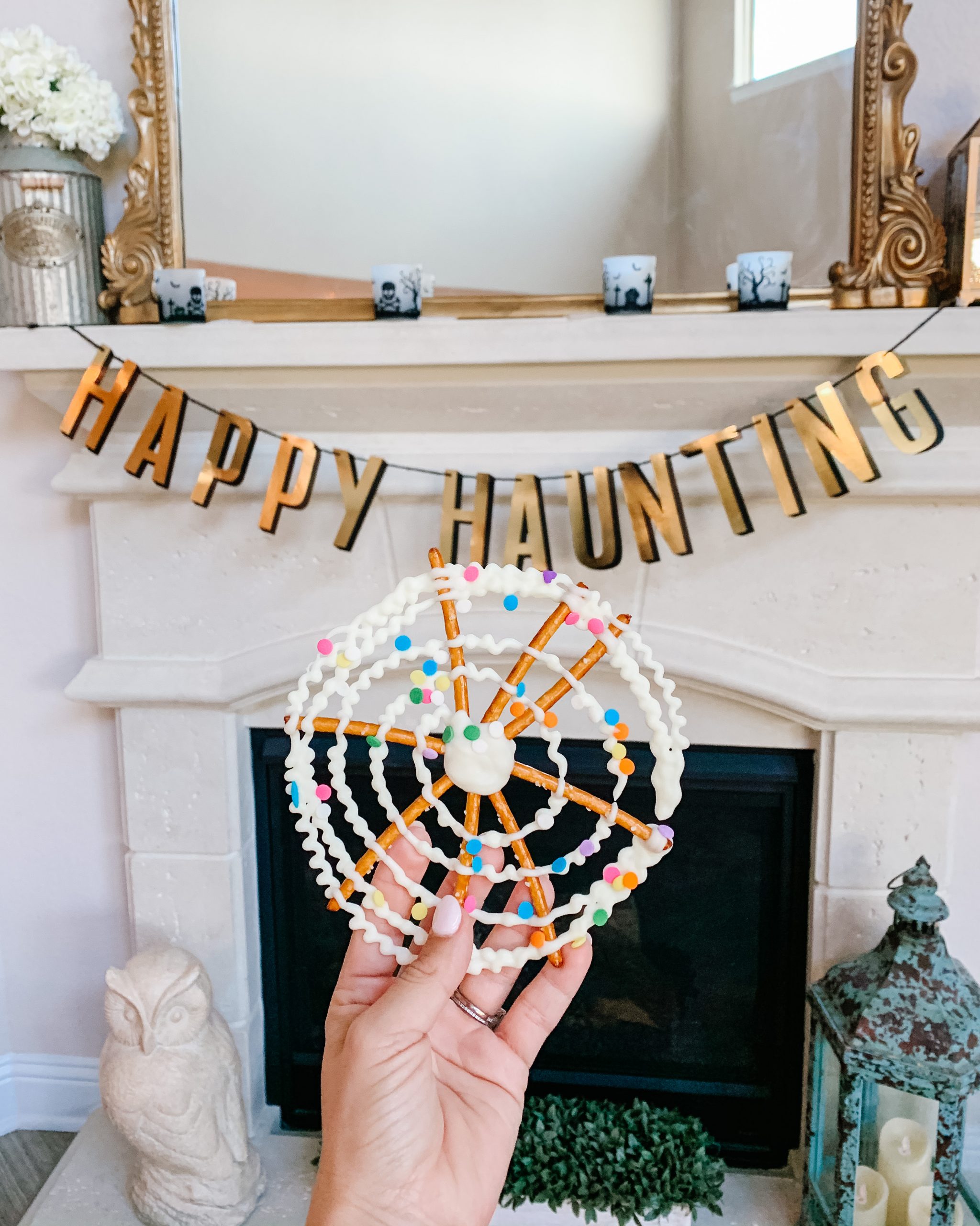 Easy Halloween Treats. Easy, fun, festive Halloween Pretzel Spiderwebs.