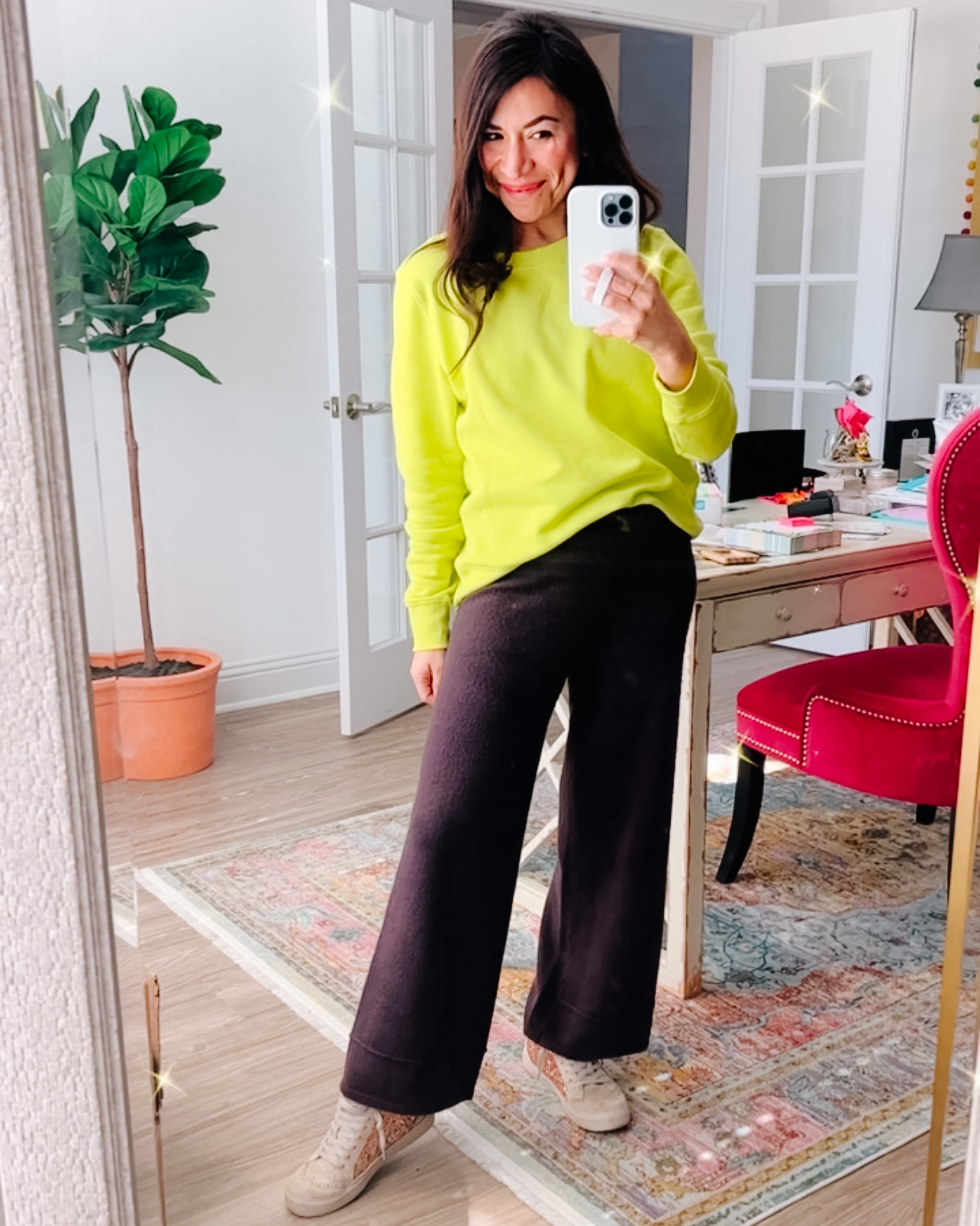 How to style a sweatshirt and make it look chic. Neon sweatshirt outfit.